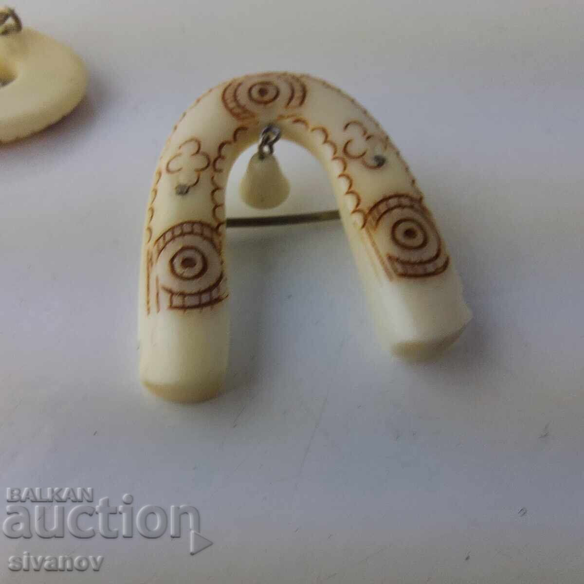 Delivery of Lot of 2 old Soviet horseshoe brooches made of bone - tusks #5859