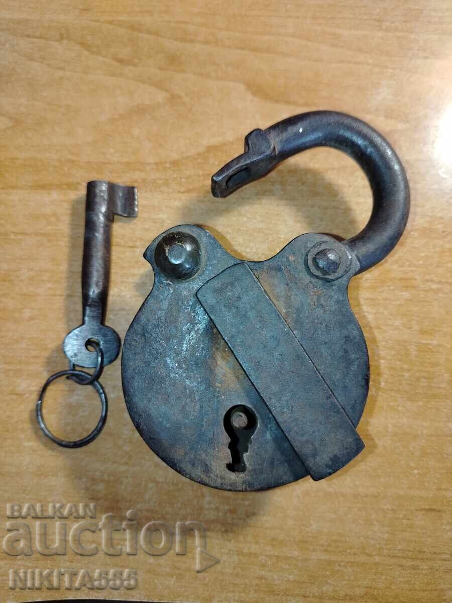 Vechi lacăt mare cu preț 255.00 BGN | € 130.38