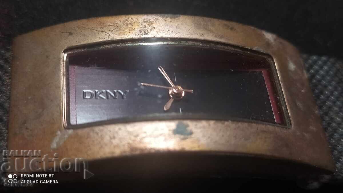 Часовник DKNY с цена 1.99 лв. | € 1.02 Часовник DKNY с цена 1.99 лв. | € 1.02