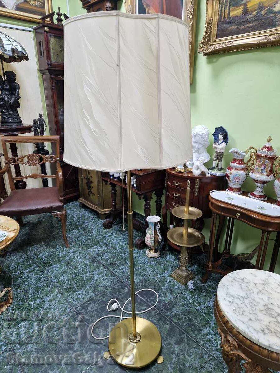 Minunată lampă de podea din bronz germană cu preț € 151.85 | 296.99 BGN Minunată lampă de podea din bronz germană cu preț € 151.85 | 296.99 BGN