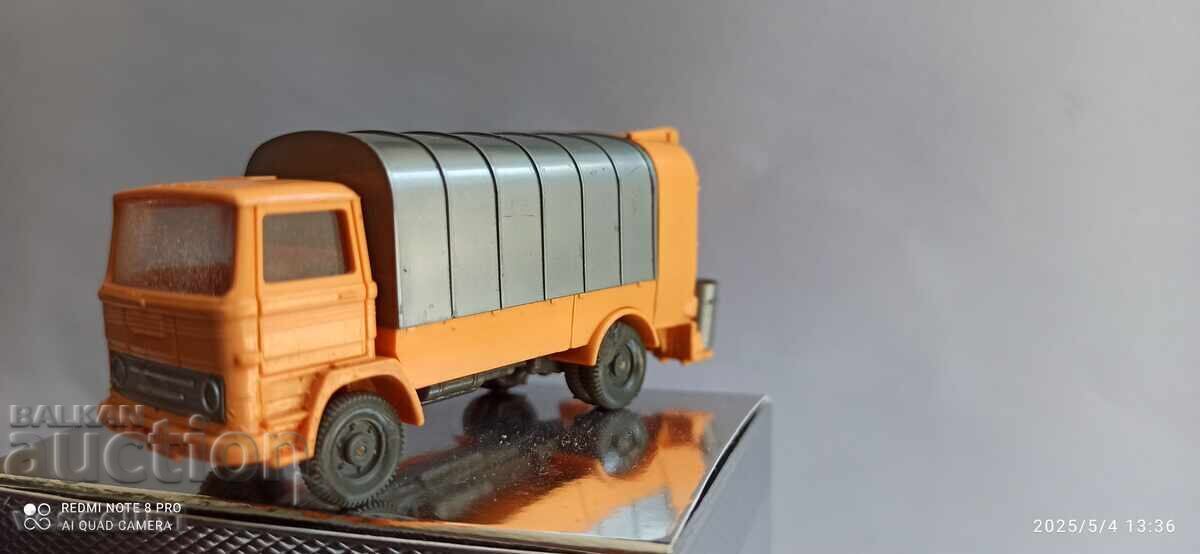 Delivery of Mercedes HO 1/87 KUKA Garbage Truck