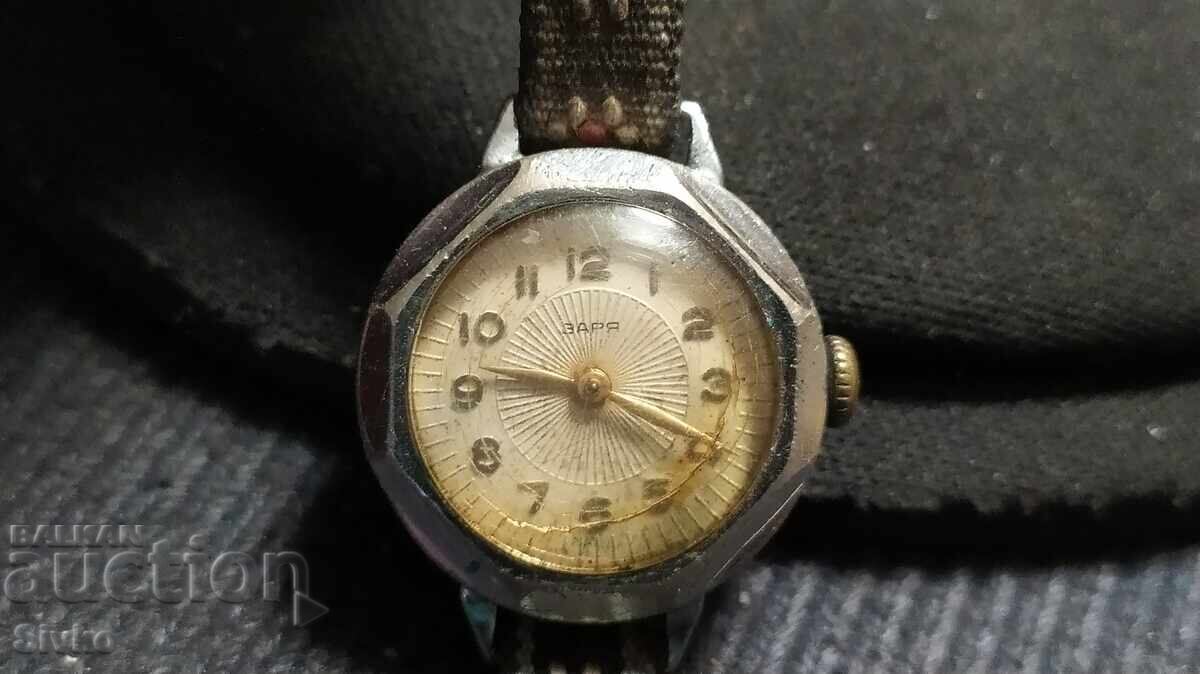 Часовник ЗАРЯ с цена 9.99 лв. | € 5.11