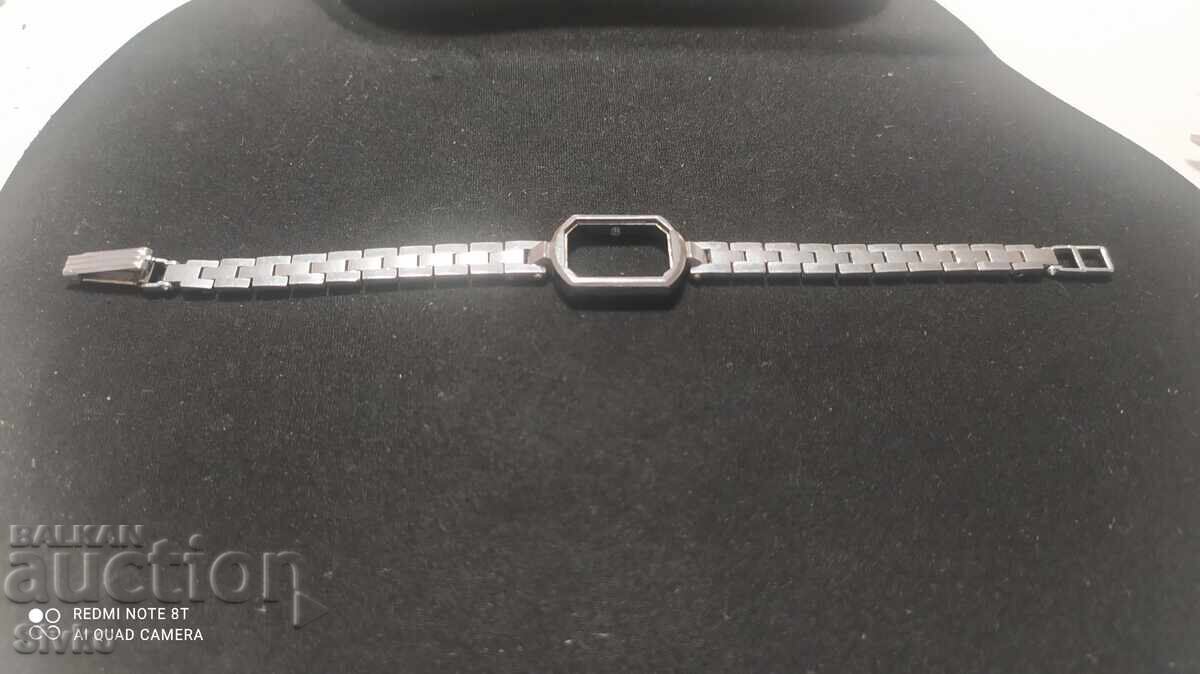 Ceas curea metalică cu carcasă, de damă cu preț 0.99 BGN | € 0.51