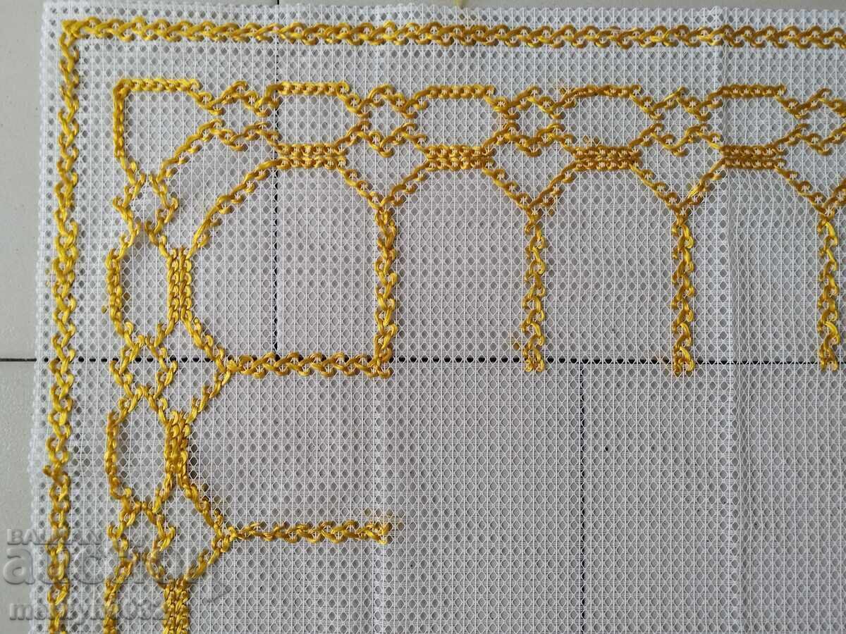 Παλιό καρό με κέντημα, τούλι με τιμή 46.00 BGN | € 23.52 Παλιό καρό με κέντημα, τούλι με τιμή 46.00 BGN | € 23.52