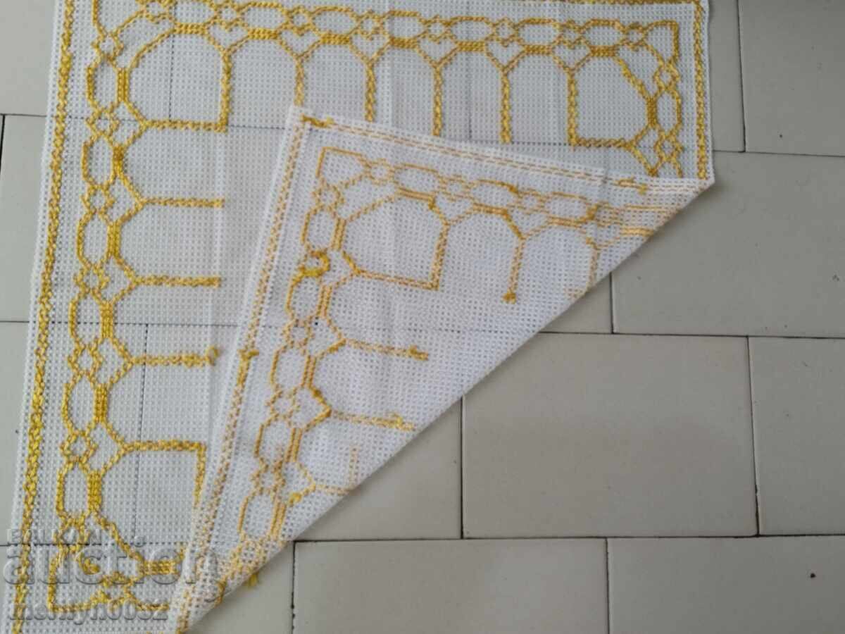 Δημοπρασία Παλιό καρό με κέντημα, τούλι Δημοπρασία Παλιό καρό με κέντημα, τούλι