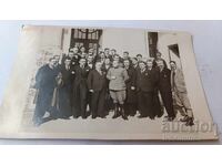 C-ca Sofia Ofițer și bărbați în costume în fața clădirii administrative