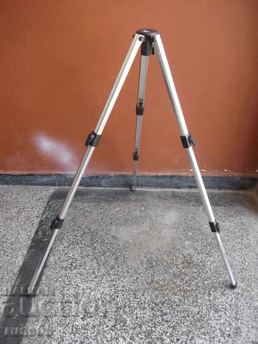 Част от статив за фотоапарат , камера и други