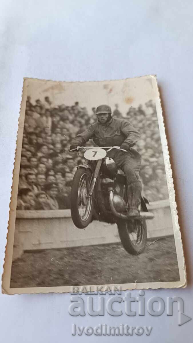 Φωτογραφία Αθλητή Μηχανοκίνητου Αθλητισμού με Αριθμό 7 Φωτογραφία Αθλητή Μηχανοκίνητου Αθλητισμού με Αριθμό 7