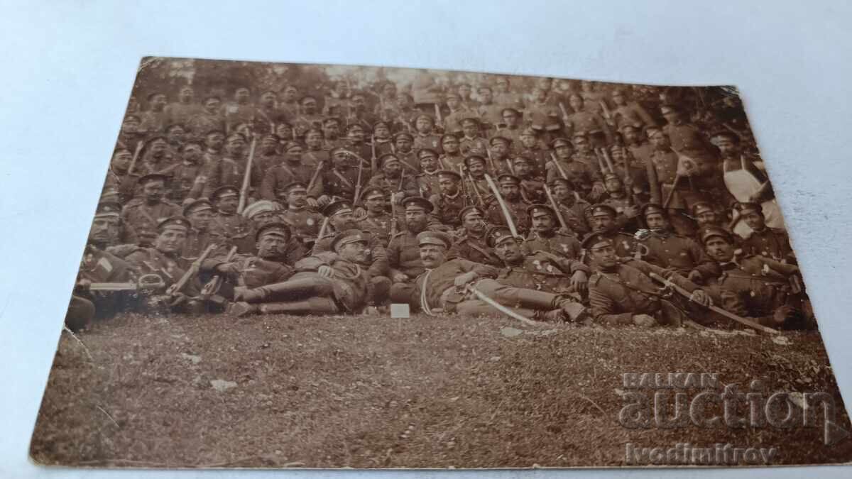 Foto Ofițeri și soldați pe front Foto Ofițeri și soldați pe front