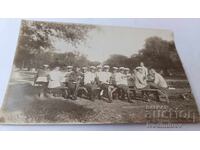 Φωτογραφία Αξιωματικών που κάθονται σε μακρύ ξύλινο τραπέζι