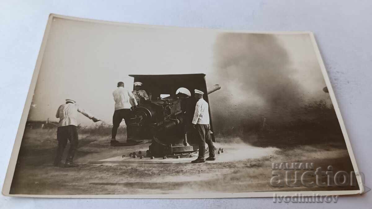 Снимка Разчет на далекобойно оръдие на лафет на фронта