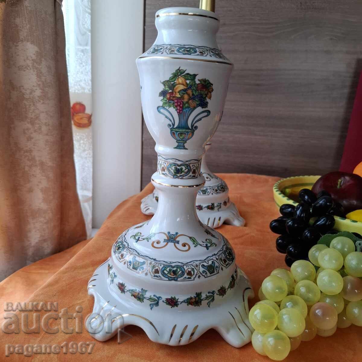 Licitație Două sfeșnice din porțelan cu decorație de fructe Licitație Două sfeșnice din porțelan cu decorație de fructe