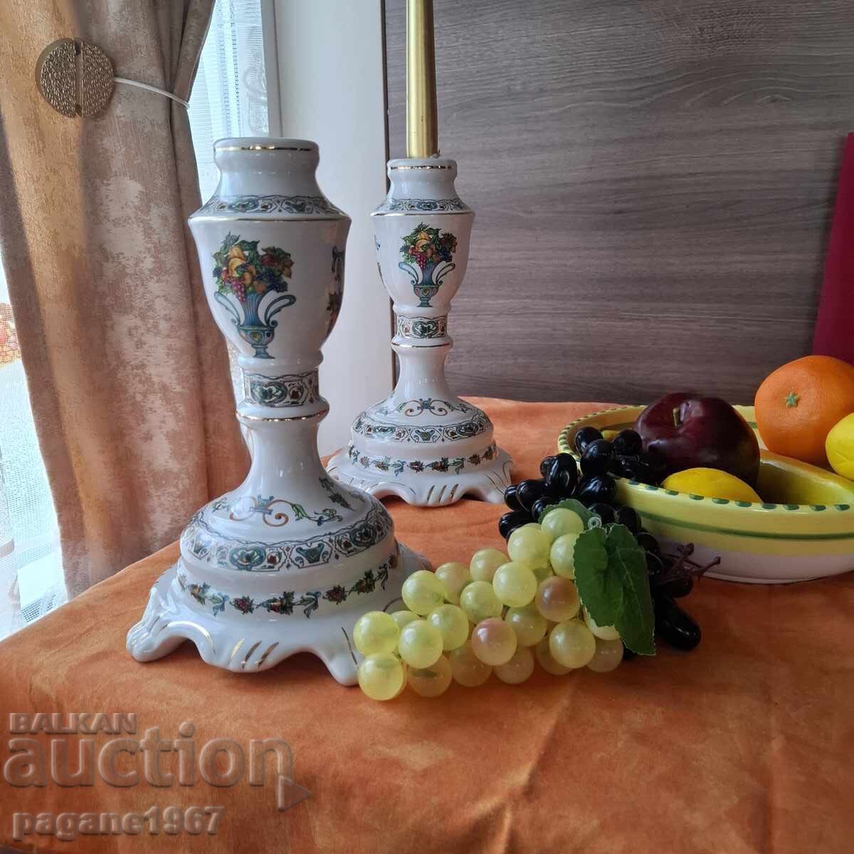 Livrarea Două sfeșnice din porțelan cu decorație de fructe
