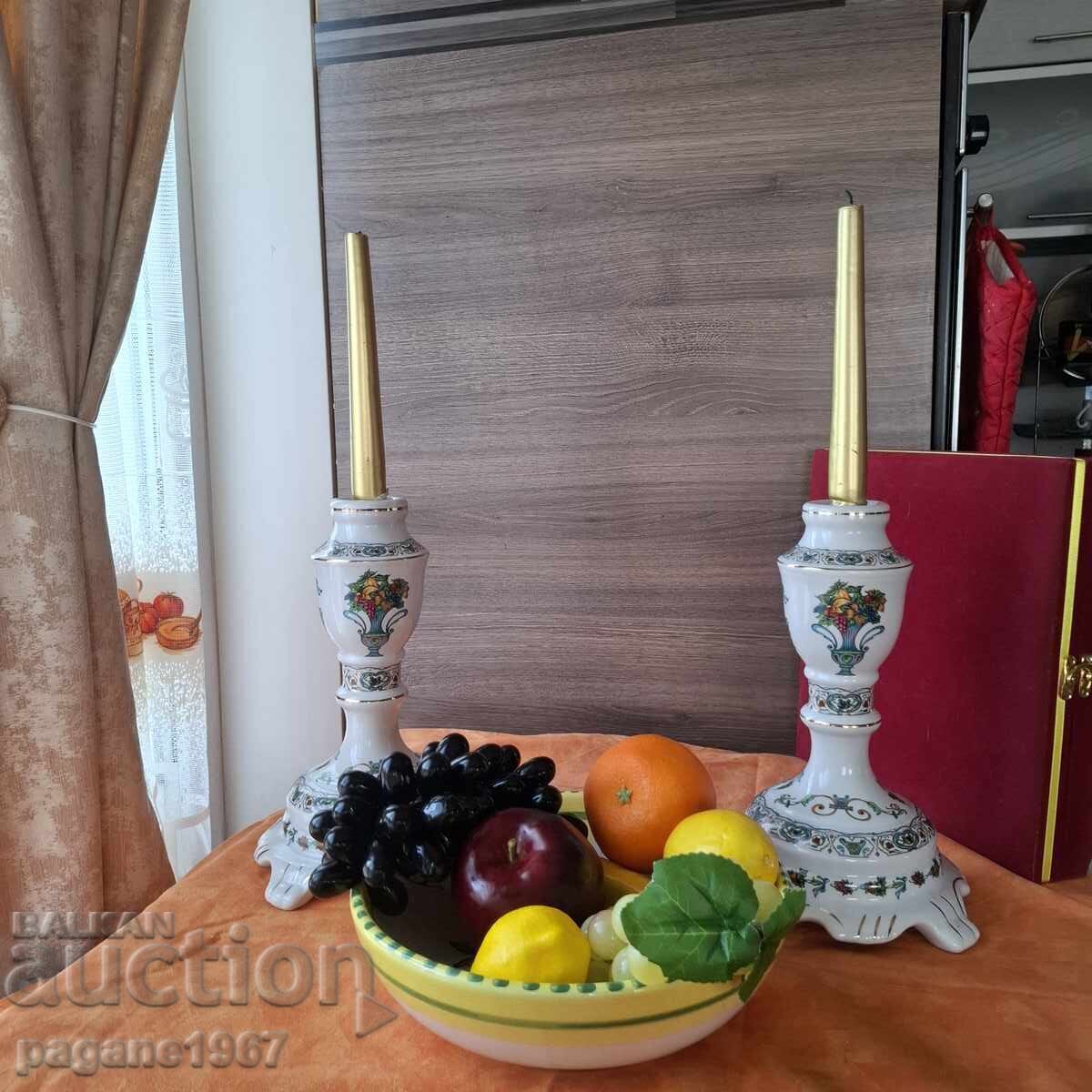 Două sfeșnice din porțelan cu decorație de fructe