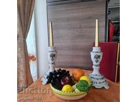 Două sfeșnice din porțelan cu decorație de fructe