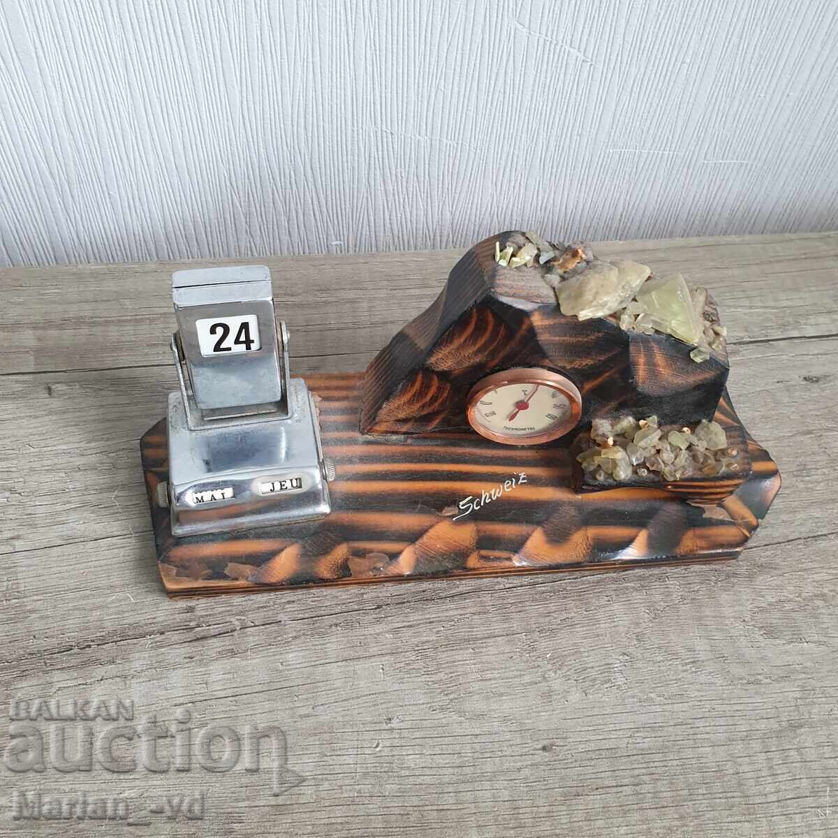 Livrarea Calendar mecanic vechi și termometru Livrarea Calendar mecanic vechi și termometru