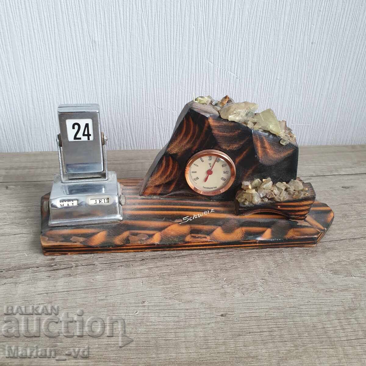 Calendar mecanic vechi și termometru Calendar mecanic vechi și termometru