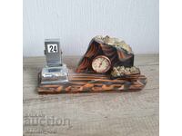 Стар механичен календар и термометър