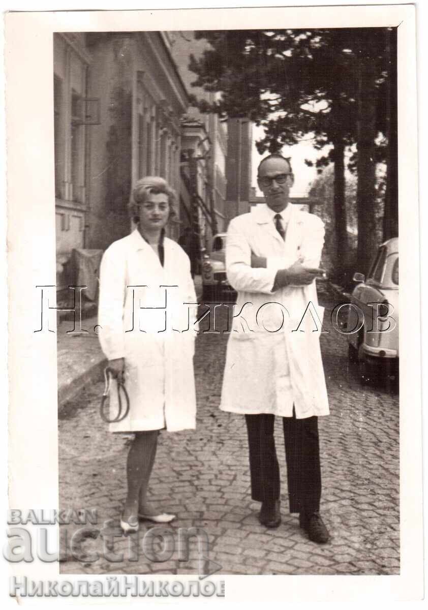ЛОТ 3х СТАРИ СНИМКИ ЛЕКАРИ МЕДИЦИНСКИ ЛИЦА Д885 - 5
