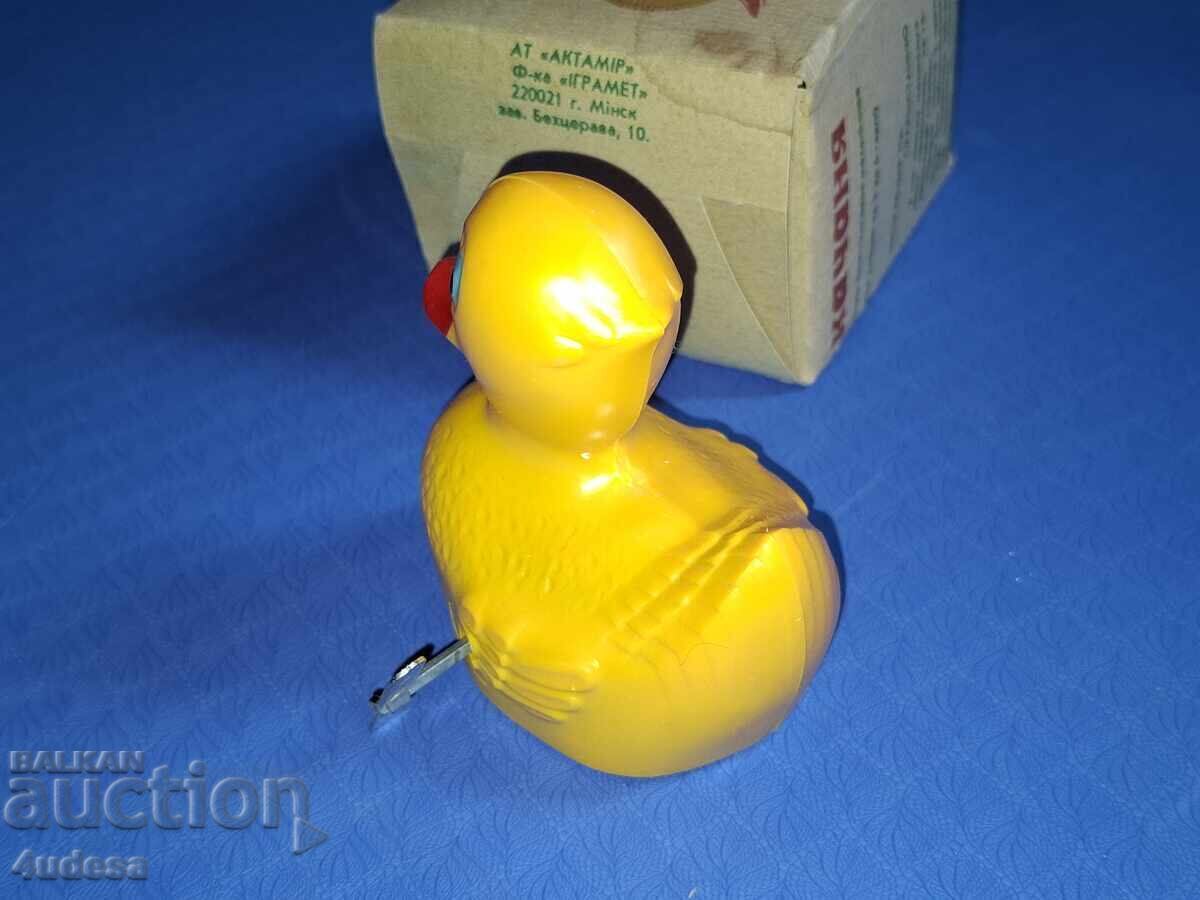 Licitație Veche jucărie mecanică din plastic, rață, URSS, Belarus Licitație Veche jucărie mecanică din plastic, rață, URSS, Belarus