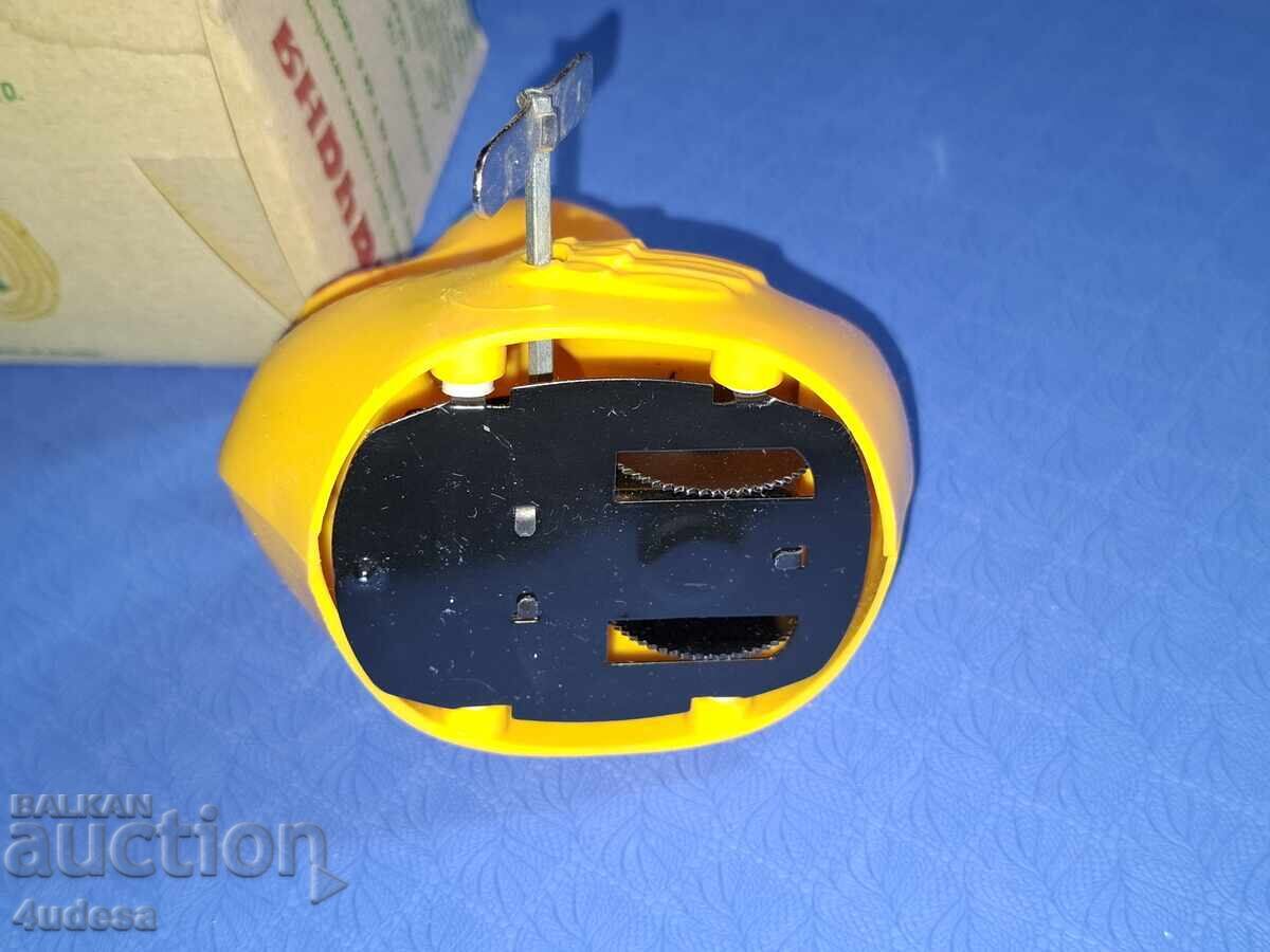 Delivery of Old Belarusian USSR mechanical plastic toy duck