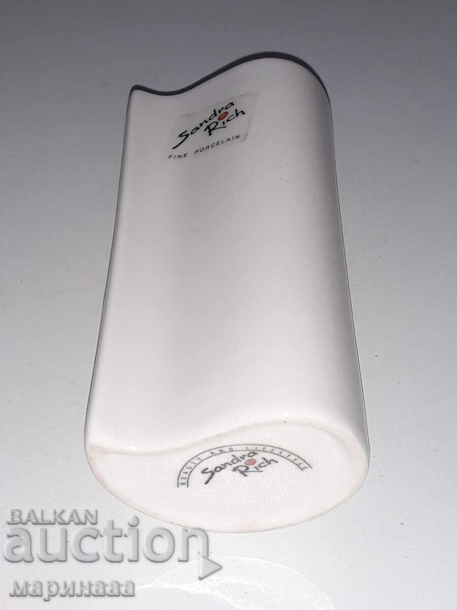 VAZICKA. PORCELAIN with price 4.00 BGN | € 2.05 VAZICKA. PORCELAIN with price 4.00 BGN | € 2.05