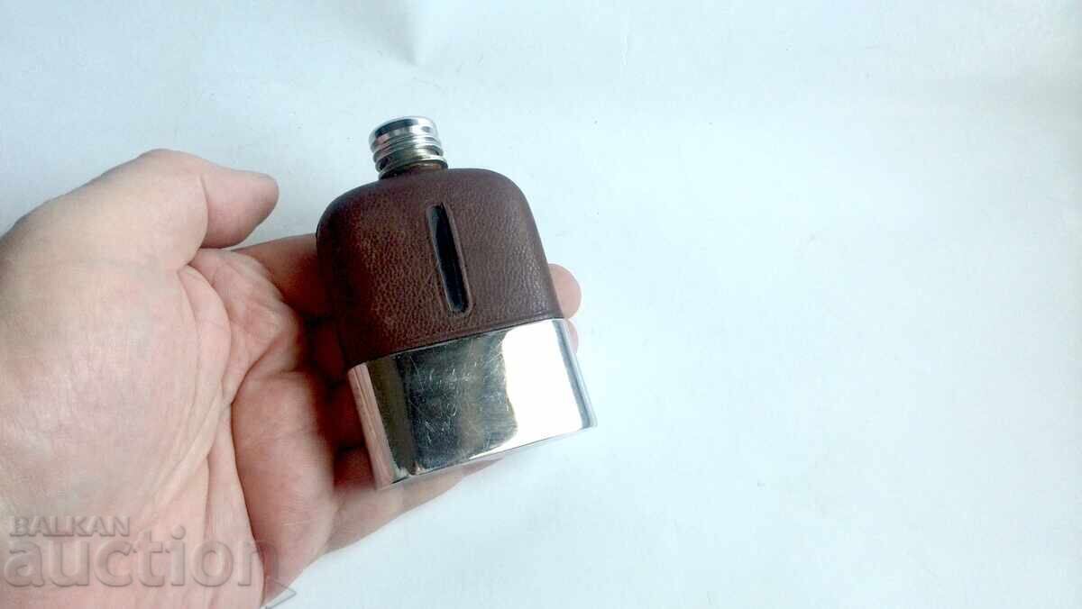 Sticlă de buzunar veche, mică, pentru alcool cu preț 45.00 BGN | € 23.01