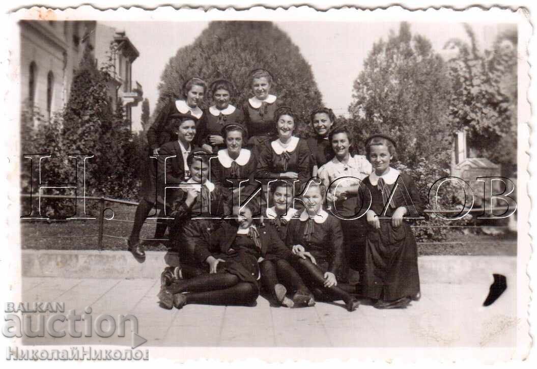 1940 МАЛКА СТАРА СНИМКА ГИМНАЗИСТКИ В ГРАДСКАТА ГРАДИНА Д927