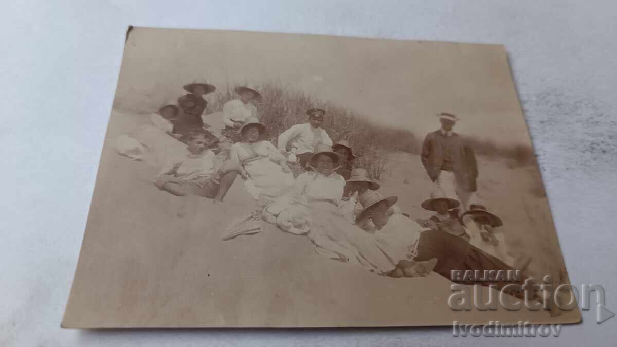 Φωτογραφία Μεσημβρίας Άνδρες και γυναίκες στην παραλία Φωτογραφία Μεσημβρίας Άνδρες και γυναίκες στην παραλία