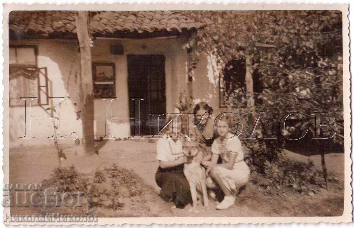 ΠΑΛΙΑ ΦΩΤΟΓΡΑΦΙΑ ΣΟΦΙΑ ΤΡΕΙΣ ΓΥΝΑΙΚΕΣ ΜΕ ΣΚΥΛΟ ΣΤΟ ΧΩΡΙΟ Δ932 ΠΑΛΙΑ ΦΩΤΟΓΡΑΦΙΑ ΣΟΦΙΑ ΤΡΕΙΣ ΓΥΝΑΙΚΕΣ ΜΕ ΣΚΥΛΟ ΣΤΟ ΧΩΡΙΟ Δ932