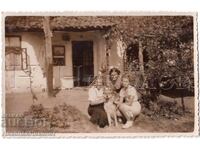 ΠΑΛΙΑ ΦΩΤΟΓΡΑΦΙΑ ΣΟΦΙΑ ΤΡΕΙΣ ΓΥΝΑΙΚΕΣ ΜΕ ΣΚΥΛΟ ΣΤΟ ΧΩΡΙΟ Δ932