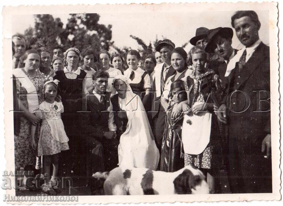 СТАРА СНИМКА СЕЛСКА СВАТБА С КУЧЕ Д940 СТАРА СНИМКА СЕЛСКА СВАТБА С КУЧЕ Д940