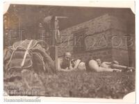 FOTOGRAFIE VECHE ALPINISM PLAJĂ LÂNGĂ CABANA D945