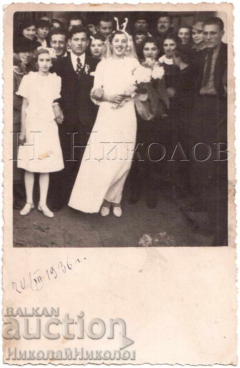 1936 СТАРА СНИМКА СВАТБЕНА СНИМКА ПРЕД ЦЪРКВАТА Д946