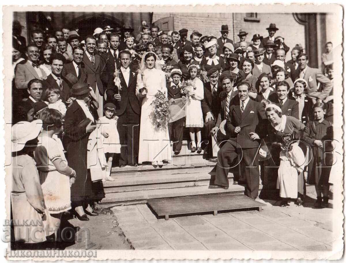 СТАРА СВАТБЕНА СНИМКА ПРЕД ЦЪРКВАТА Д947