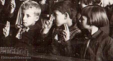 Доставка на СТАРА СНИМКА ПЪРВОКЛАСНИЦИ В ЧАС ПО МАТЕМАТИКА Д949