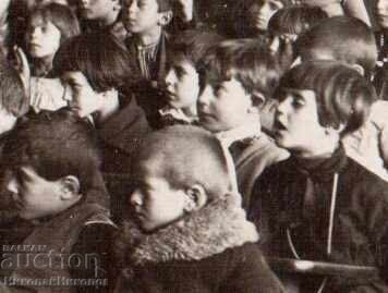 FOTOGRAFIE VECHE ELEVI DE CLASA ÎNTÂI LA O LECȚIE DE MATEMATICĂ D949 - 5