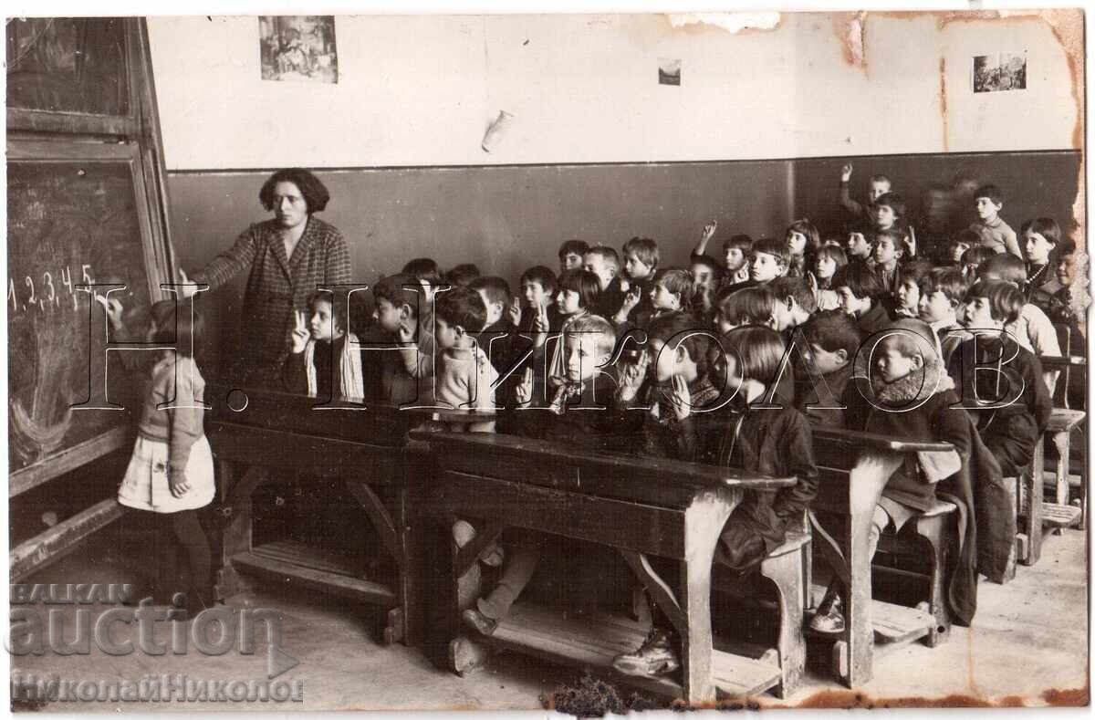 FOTOGRAFIE VECHE ELEVI DE CLASA ÎNTÂI LA O LECȚIE DE MATEMATICĂ D949