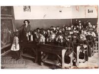 СТАРА СНИМКА ПЪРВОКЛАСНИЦИ В ЧАС ПО МАТЕМАТИКА Д949