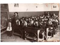 FOTOGRAFIE VECHE ELEVI DE CLASA ÎNTÂI LA O LECȚIE DE MATEMATICĂ D949
