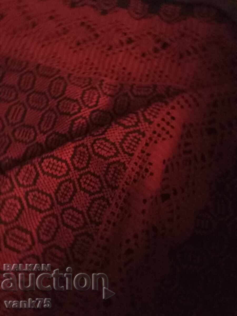 Auction  Hand-woven wool rug, 100 percent wool