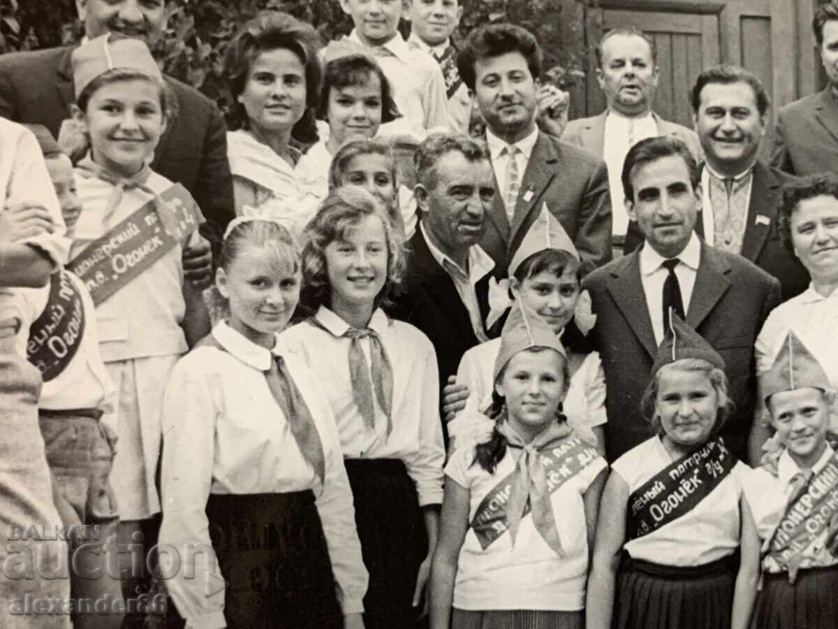 Auction  Vulkan Shopov USSR with a group of pioneers 1964 old photo