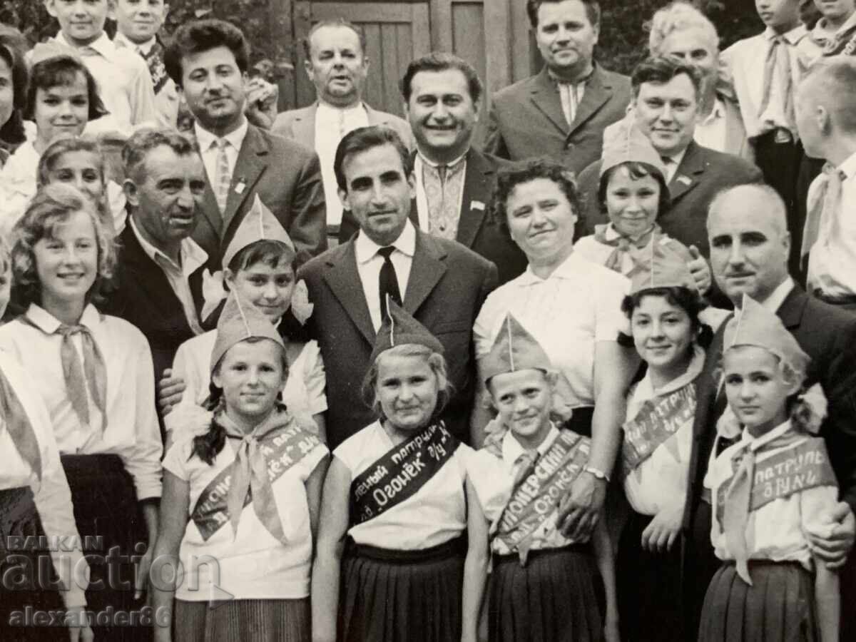 Vulkan Shopov USSR with a group of pioneers 1964 old photo