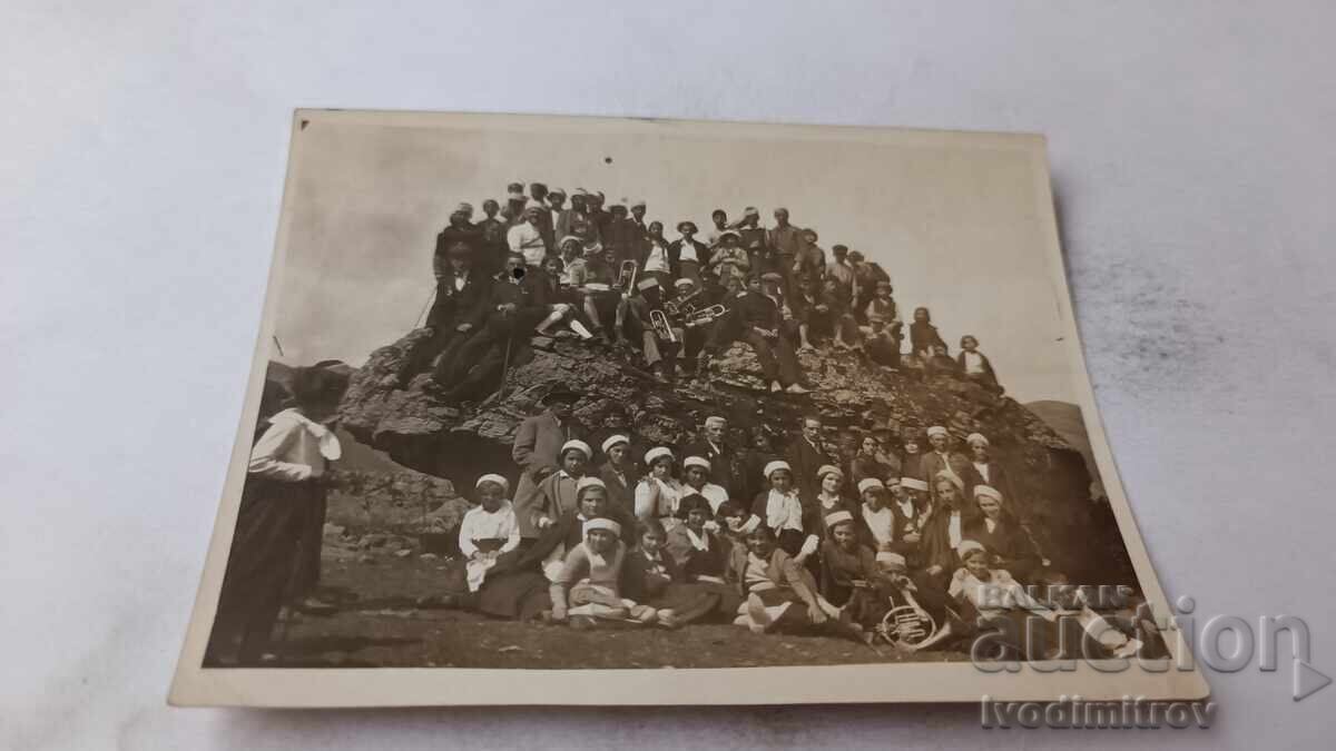 Photo of Young Men and Women 1937