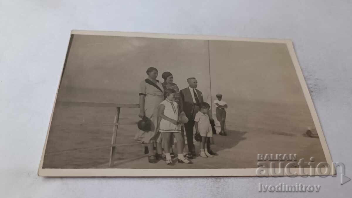 Φωτογραφία Αγίου Κωνσταντίνου, άνδρας, δύο γυναίκες και παιδιά στην προβλήτα 1933