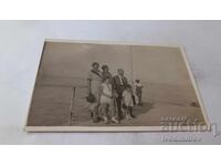 Φωτογραφία Αγίου Κωνσταντίνου, άνδρας, δύο γυναίκες και παιδιά στην προβλήτα 1933