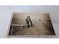 Fotografie Sf. Constantin, bărbat, femeie și doi copii pe chei, 1932