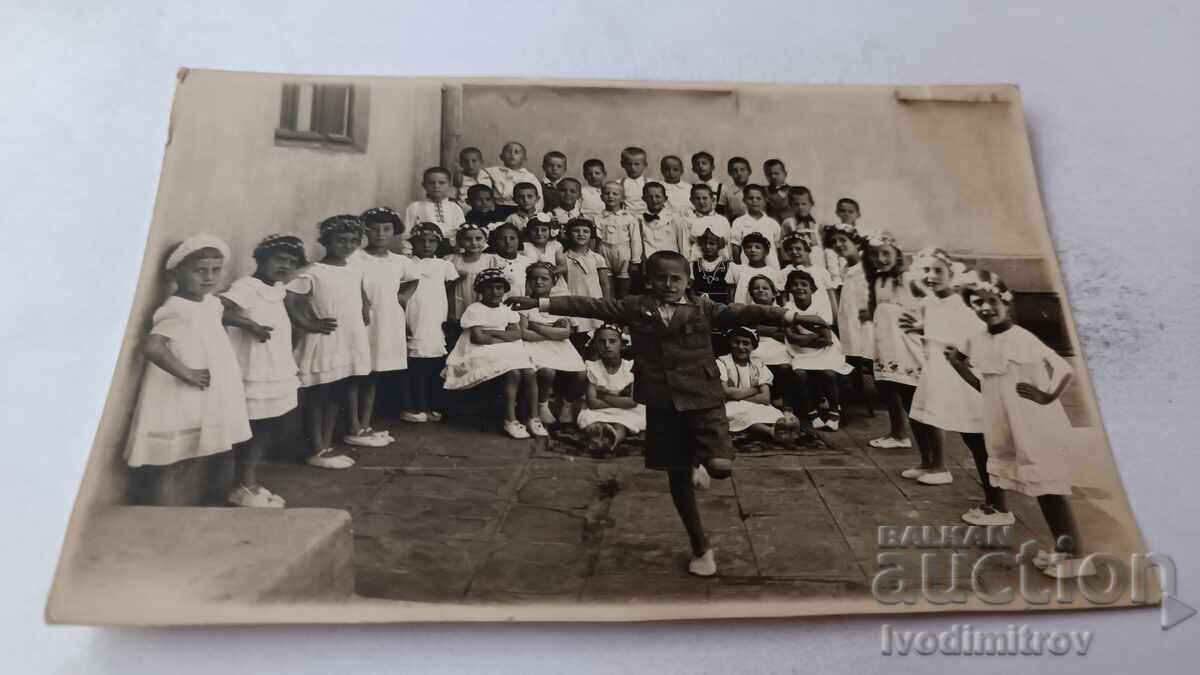 Φωτογραφία Μαθητών Α' τάξης στην αυλή του σχολείου 1939 Φωτογραφία Μαθητών Α' τάξης στην αυλή του σχολείου 1939