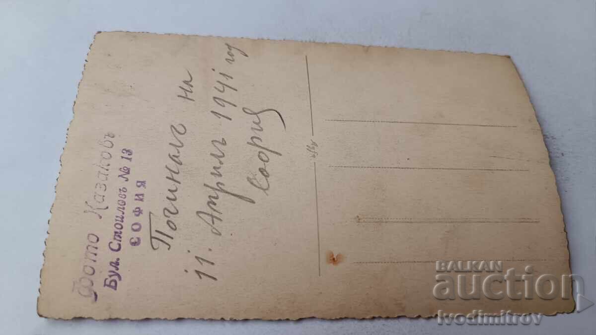 Φωτογραφία Νεαρός άνδρας με στολή νέων με τιμή 2.85 BGN | € 1.46 Φωτογραφία Νεαρός άνδρας με στολή νέων με τιμή 2.85 BGN | € 1.46