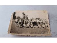 Φωτογραφία Αξιωματικών και στρατιωτών με κοντά παντελόνια σε λιβάδι